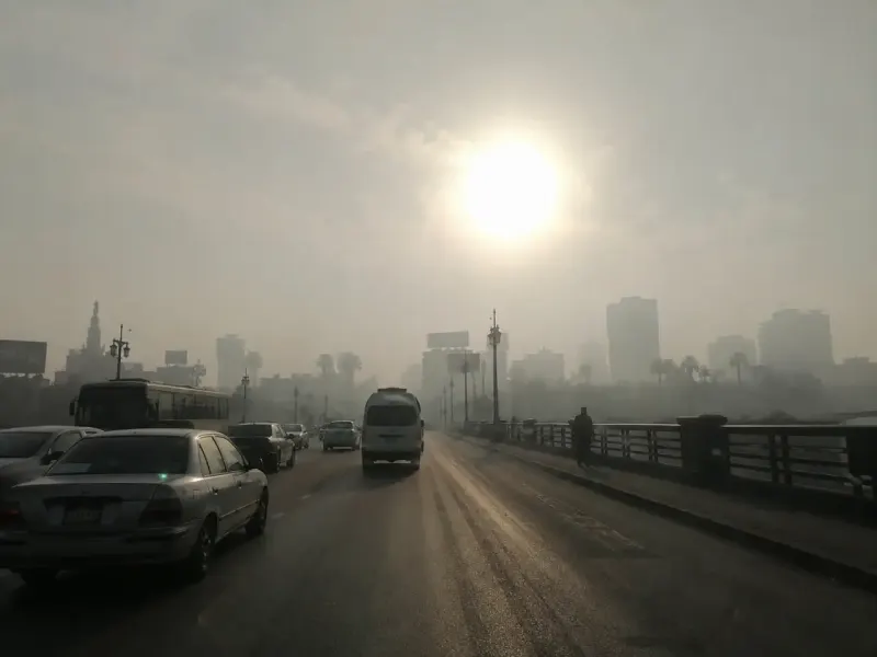 الطقس الحار والشبورة الصباحية في القاهرة